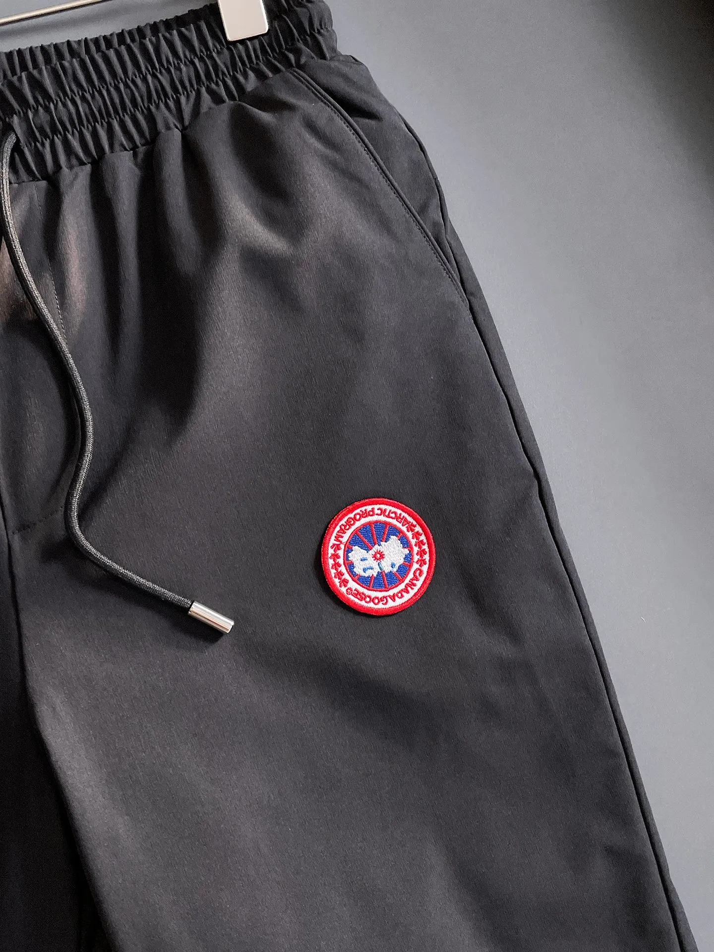 P490 Big Goose 25ss new autumn and winter thickened warm down pants are here🔥A must-have for winter, outdoor windproof, temperature-locking and warm. Made of professional-grade outdoor windproof, waterproof and breathable fabric. Lining is 90% white duck down filling. Lightweight design. Lightweight and warm. Seamless gluing process on the inside. Made of light and bold-proof velvet fabric to effectively prevent velvet running. Original hardware accessories. Classic logo matching. Simple and versatile. The upper body is stylish and not bulky. The style is the same for men and women! Size: M-3XL..